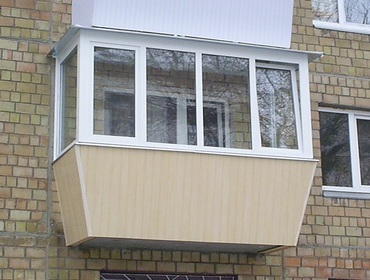 Балкон пластиковый с выносом вперед и в бока