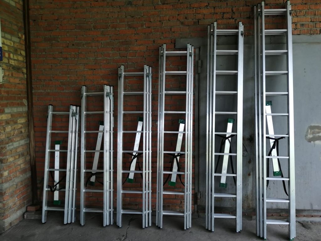 Прокат лестницы. Лестница складная Alutec алюминиевая трехсекционная 3x9. Получите лестницу трехсекционную 3х16 на складе.