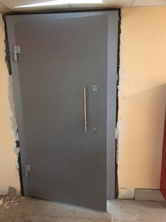 Дверь с решеткой в комнату хранения автомобильных номеров 3 класс защиты