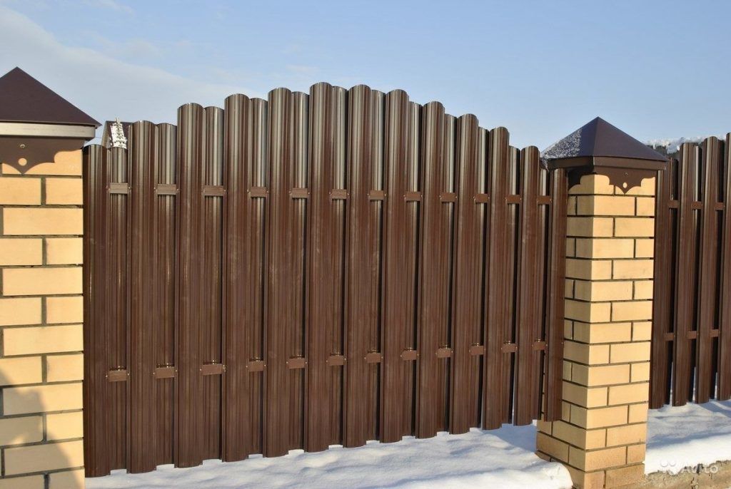 Купить забор в тюмени. Металлический штакетник «Версаль». Забор из евроштакетника 3м. Евро забор из штакетника. Штакетник рал 8017.